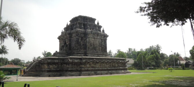 ムンドゥット寺院　Candi Mendut