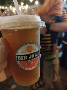ジョグジャカルタの見た目がビールに似ているノンアルコールハーブ飲料